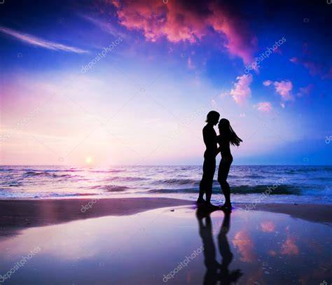 Coppia romantica su una spiaggia della Costa Rica al tramonto
