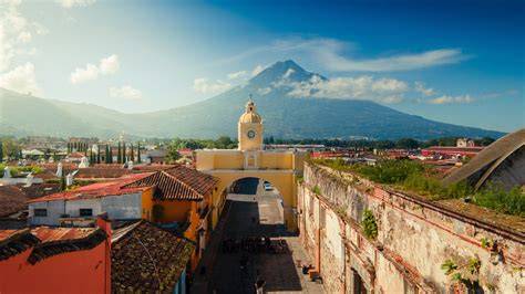 Antigua Guatemala con vulcani sullo sfondo