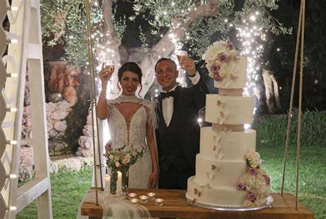 Coppia di sposi a un banchetto nuziale