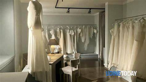 Vetrina di un atelier di abiti da sposa