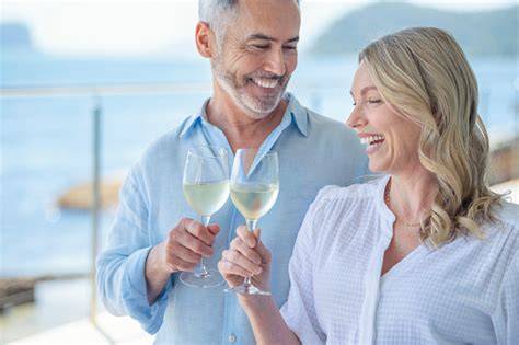 Coppia di sposi che brinda con vino della tenuta