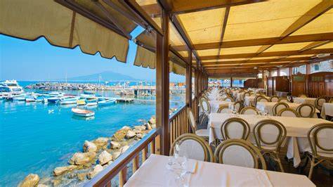 Ristorante sulla spiaggia con vista mare
