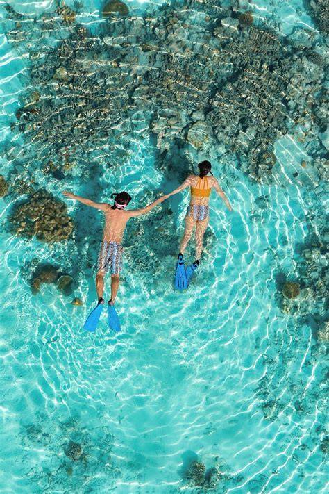 Coppia che fa snorkeling alle Maldive