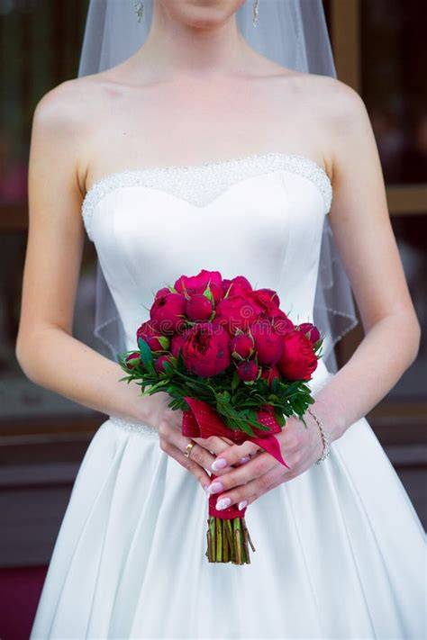 bouquet di rose rosse con abito da sposa nero