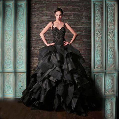 dettagli ricamati su abito da sposa nero