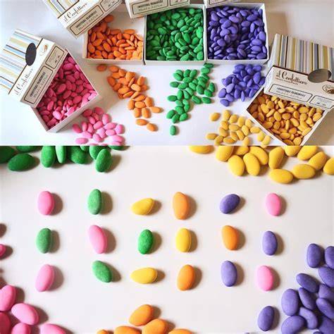Varietà di confetti colorati e aromatizzati
