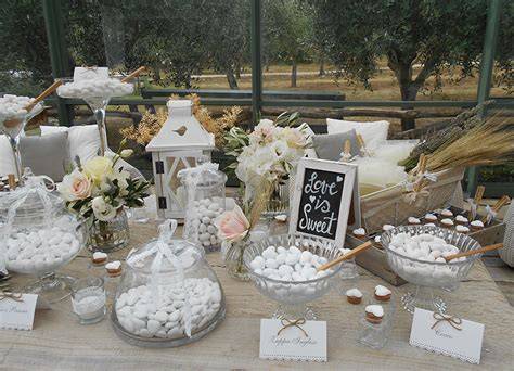 Tavolo confettata in stile shabby chic con vasi di vetro e fiori