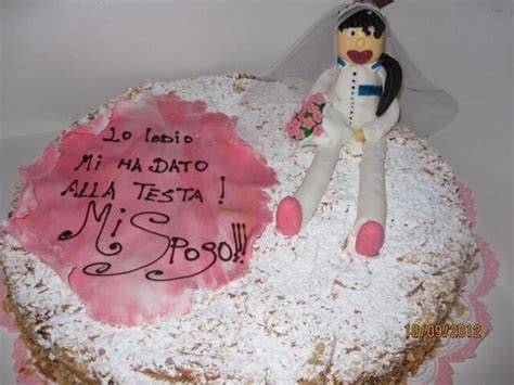 Simboli di un addio al nubilato: ombrello, cocktail, torta