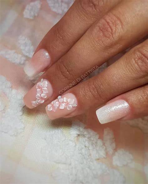 Unghie sposa con decorazioni floreali