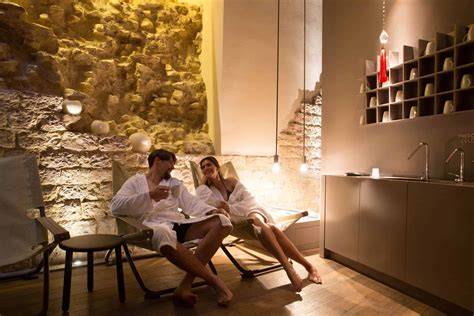 Coppia che si rilassa in una spa