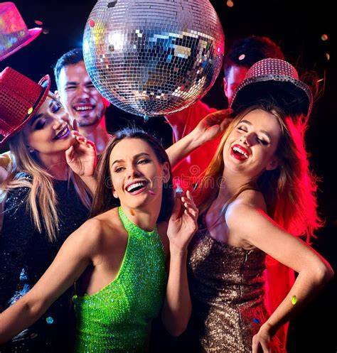 Gruppo di amiche che ballano in una discoteca