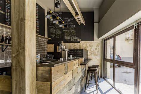 Interno del locale Altroché con elementi rustici e moderni