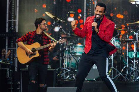 Luca Faraone con Craig David durante un tour
