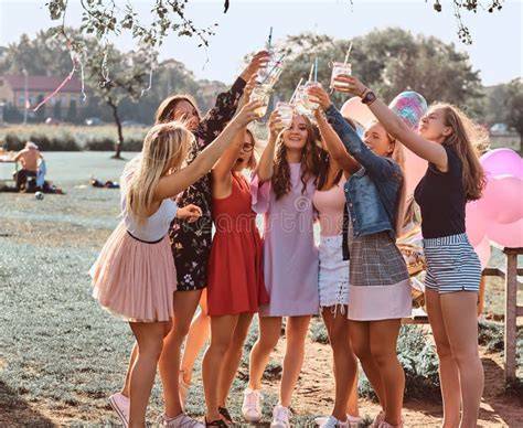 Immagine di un gruppo di amiche che ridono e brindano con un bicchiere di champagne