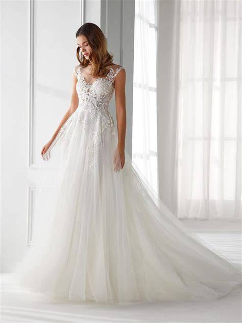 Schizzo di un abito da sposa con dettagli ricamati