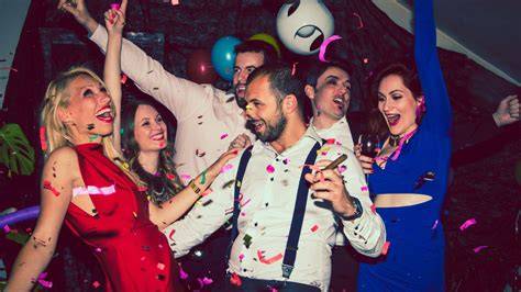 Addio al celibato festeggiato in un locale