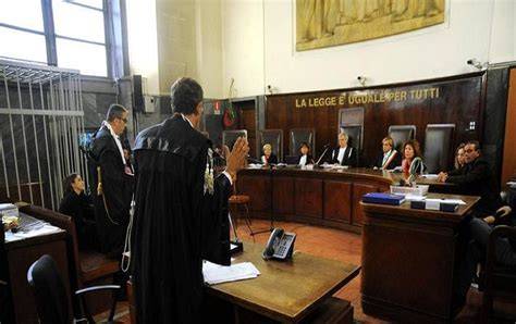 Tribunale con giudici e avvocati