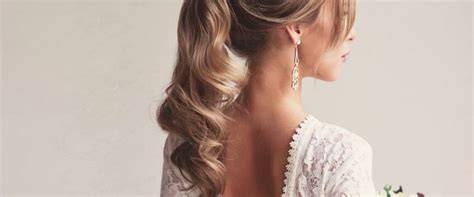 Esempio di acconciatura sposa con coda di cavallo alta e liscia