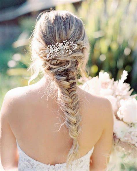 Acconciatura sposa con capelli lisci intrecciati in una treccia morbida