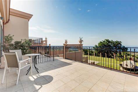 Interno elegante di un hotel con vista mare per matrimoni