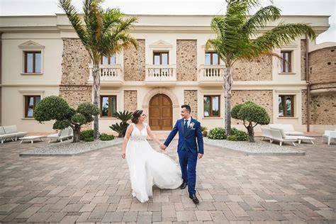 Coppia felice che festeggia il matrimonio in una location elegante