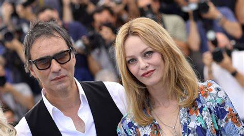 Vanessa Paradis e Samuel Benchetrit sorridenti durante il loro matrimonio