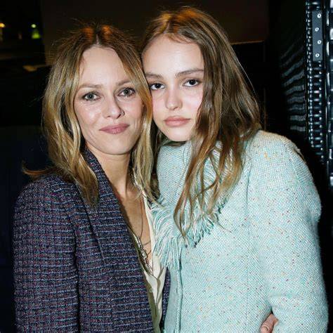 Lily-Rose Depp al matrimonio della madre Vanessa Paradis