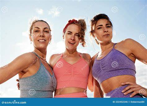 Gruppo di amiche che si divertono sui go kart