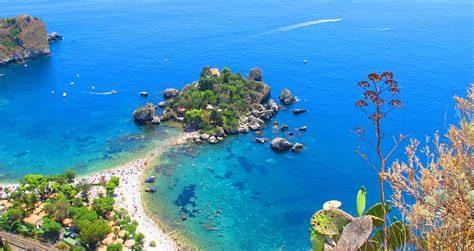 Vista panoramica di Taormina con il mare
