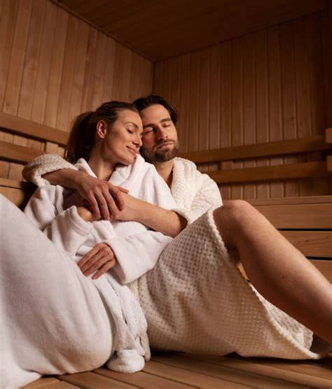 Coppia romantica in una spa