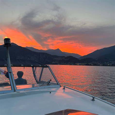 Barca privata al tramonto con ostriche