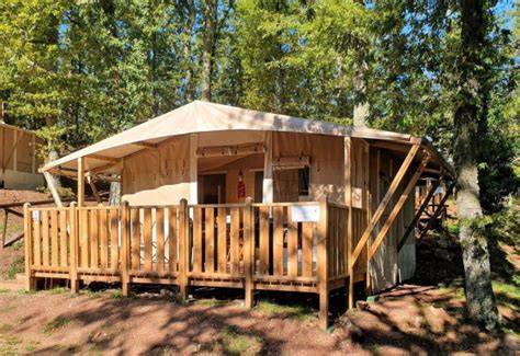 Glamping tent con letto comodo e vista sulla natura