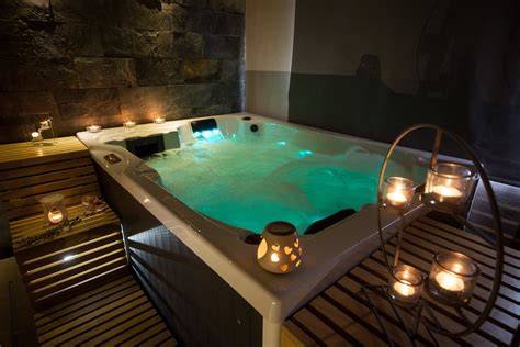 Area wellness con piscina idromassaggio e sauna