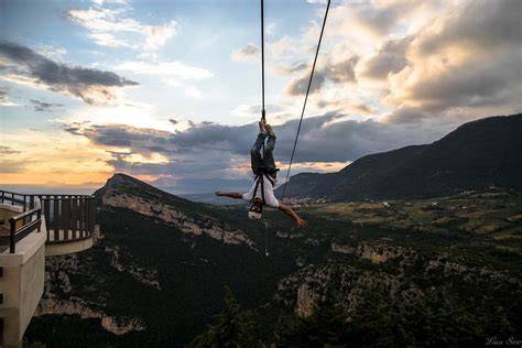 Persona che vola su una zipline con vista panoramica