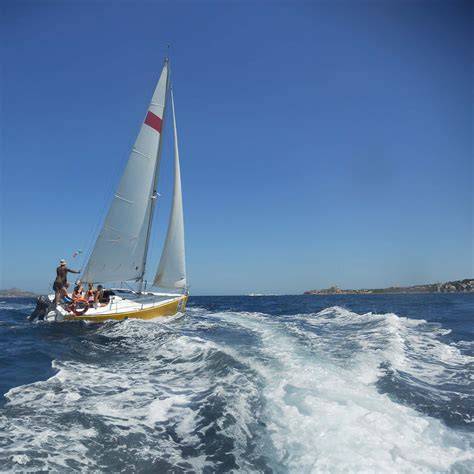 Barca a vela in navigazione nell'Arcipelago della Maddalena