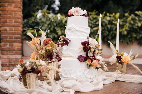 Torta nuziale decorata con elementi a tema lupo