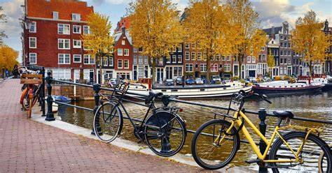 Canali di Amsterdam in bicicletta