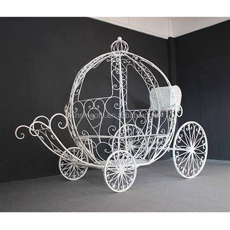Dettaglio decorativo in ferro della carrozza nuziale