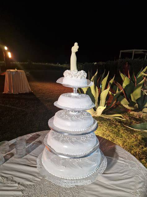 Torta nuziale finta decorata