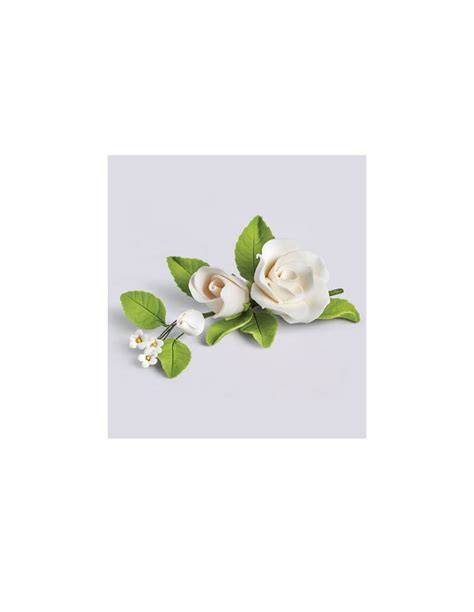 Dettagli decorativi in pasta di zucchero: fiori e perle