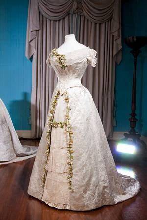 Coppia in abito da sposa dell'Ottocento
