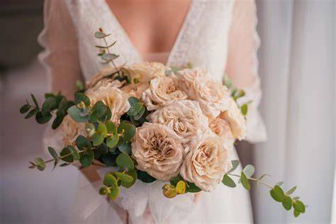 Bouquet da sposa con fiori semplici