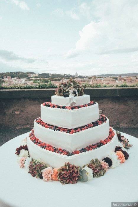Torta nuziale rustica con tema uva e vino