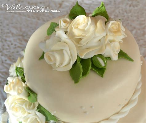 Dettaglio di una torta nuziale decorata con foglie di vite in pasta di zucchero