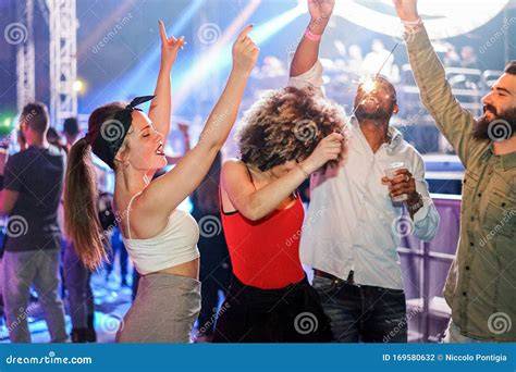 spogliarellisti che ballano in una limousine