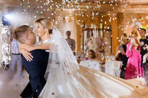 Professionista che organizza un matrimonio con eleganza
