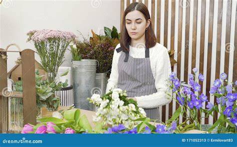 fiorista che prepara un bouquet