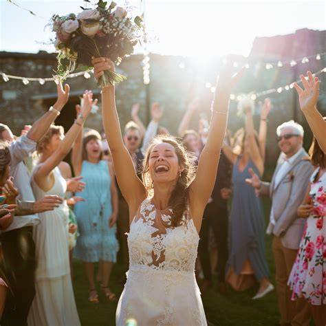 sposa che lancia il bouquet