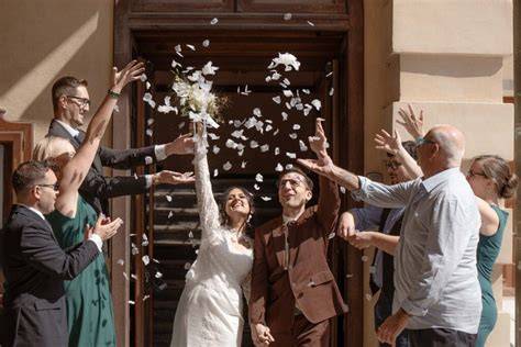 Gruppo di fornitori di matrimonio al lavoro