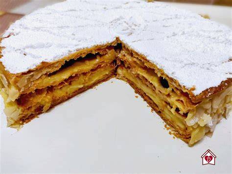 Torta millefoglie classica con crema pasticcera e zucchero a velo